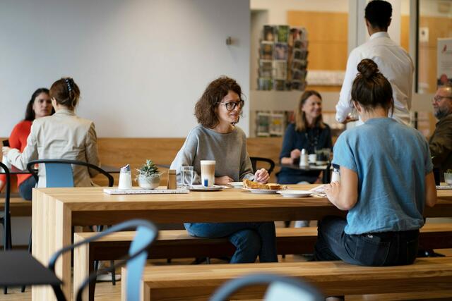 Jung und Alt kommt im Begegnungscafé zusammen. | Foto: Das Kardinal