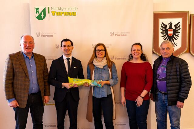 Vizebürgermeister Berthold Strobl, Bürgermeister Stefan Hofer, Melanie Payer, Gemeindekassierin Yvonne Zapf und Gemeinderat Erich Dotter | Foto: Günther Breidler