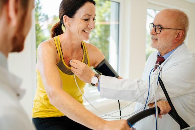 Prim. Dr. Sykora mit Patientin | Foto: Humanomed