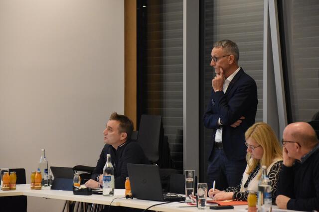 Architekt Richard Freisinger (li.) gab den Gemeinderäten einen Überblick über die aktuelle Entwurfsplanung.  | Foto: Barbara Fluckinger