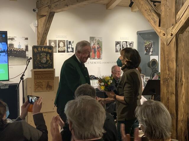 Blumen für die Tochter. Kustos Hermann Mayrhofer bedankte sich bei Moni Fanderl für ihr Kommen und Mitwirken zum Gedenken an ihre Mutter Lisl Fanderl. | Foto: Tauriska