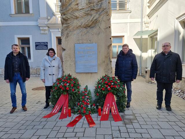 Gedenkfeier am Leobener Koloman-Wallisch-Platz: Werner Anzenberger, LAbg. Helga Ahrer, Bgm. Kurt Wallner und RGF Wolfgang Kuhelnik (v. l.). | Foto: SPÖ