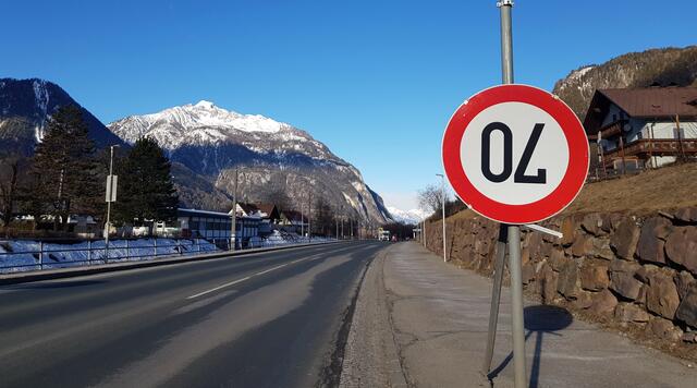 In Oberdrauburg gibt es ein neues Verkehrszeichen. Regionautin Caro Guttner entdeckte die unbewöhnliche Geschwindigkeitsbeschränkung an der B100. Ob sich da jemand einen (Faschings-)Scherz erlaubte, wurde doch die 70er-Tafel am Kopf gestellt!? | Foto: Foto: Caro Guttner