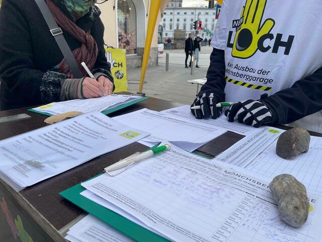 In der Stadt startet die 4. Sammlung von Unterschriften gegen den Ausbau der Mönchsberggarage. Eine Online-Unterstützung ist nicht möglich.  | Foto: sm