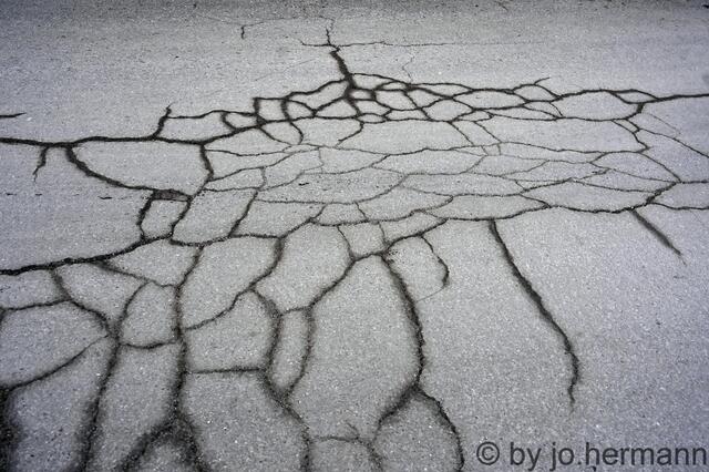 Großartige Kunst!
Die Kälte sorgt für Frostaufbrüche auf den Straßen. Jo Hermann sieht die Dinge anders, er erfreut sich toller Asphaltkunst. | Foto: Foto: Jo Hermann