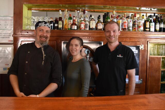Martin Mospointner, Eleonora Pataki und Kellner Jörg Prachner (vr) verbreiten gute Laune mit ihren Spezialitäten. | Foto: Karl Pufler