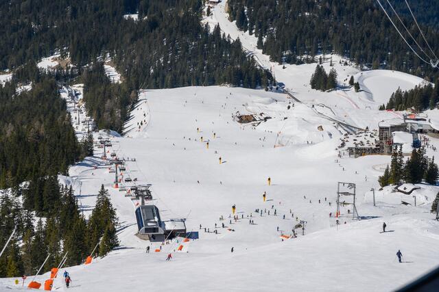 Ein 67-jähriger musste auf der Piste reanimiert werden.  | Foto: Holzknecht