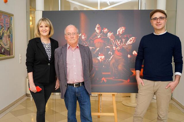Claudia Funder, Uwe Ladstädter und Stefan Weis vor dem Haderer-Werk "Fröhliche Priester". | Foto: Stadt Lienz/Lenzer
