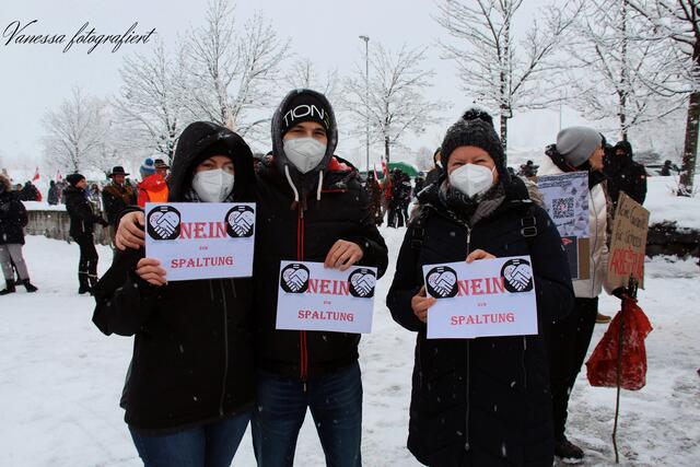 Die Demonstranten sind gegen eine Spaltung der Gesellschaft. (Info: die Personen am Foto sind nicht die Personen, mit denen wir das Interview geführt haben!) | Foto: Vanessa fotografiert/2021