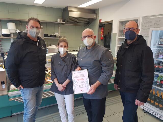 Foto: Bgm. Andreas Babler, Mitarbeiterin Kerstin Untermarzoner, Inhaber Andreas Sorger und TBVG Geschäftsführer Markus Bartlweber | Foto: Stadtgemeinde Traiskirchen