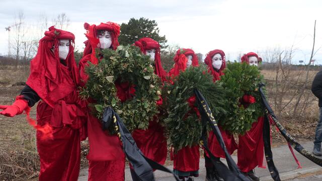 Mit Grabkerzen und Trauerkränzen wird der "toten" Klimamusterstadt Wien gedacht. | Foto: M. Spitzauer