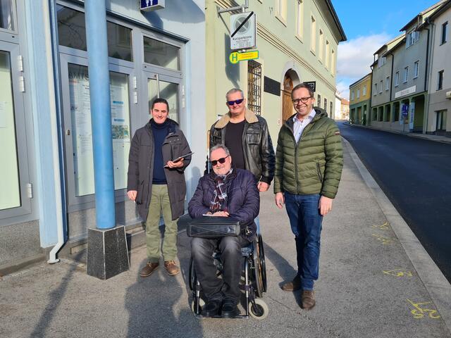 Prüfung der Barrierefreiheit (v. l.): Markus Lobmaier, Hannes Wiesinger, Thomas Menrath und Bürgermeister Fritz Robeischl. | Foto: Stadtgemeinde Pregarten