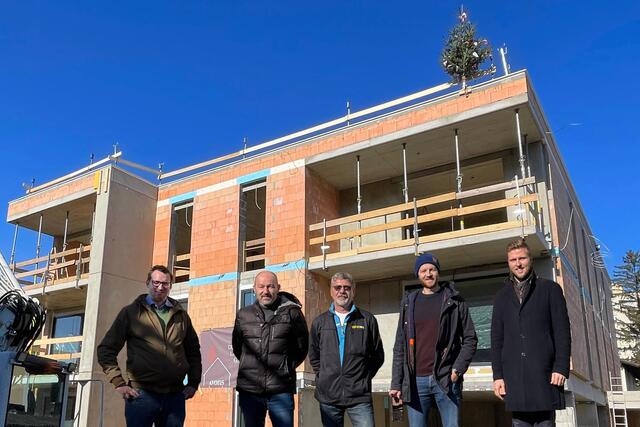 Harald Schranz (Projektleiter, Avoris), Alexander Kern (Bauleiter, Pongratz Bau), Sandor Debre (Polier, Pongratz Bau), Lukas Janisch (ÖBA, Eisner ZT) und Mario Keusch (Architekt, Andrea Vattovani Architecture) bei der Dachgleiche am 10. Februar.  | Foto: AVORIS