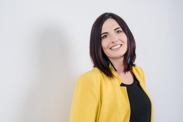 Die Beraterin Cornelia Losmann schlüpft in die Schuhe der Kunden und ist sich sicher: "Wer begeistern will, der kann es auch." | Foto: Weissbild/Martina Weiss