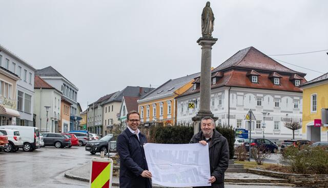 Bürgermeister Fritz Robeischl (l.) und Stadtpfarrer August Aichhorn mit den Stadtplatz-Plänen vor der der historischen Mariensäule. | Foto: Stadtgemeinde Pregarten/Erwin Pils