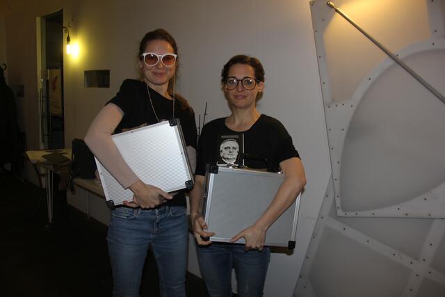 Im Backstage bereiten sich Michaela Posch und Juliana Haider auf die (vorerst) letzte Vorführung vor.