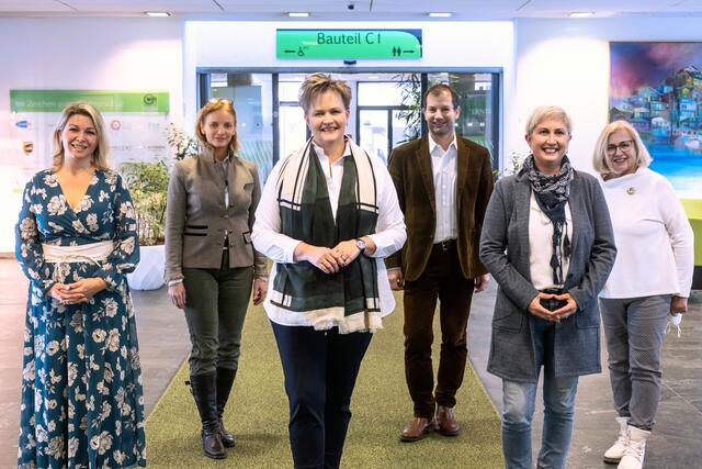 Die Jury aus Kärnten für die Auszeichnung „Familienfreundlichster Betrieb 2021“: FiW-Landesgeschäftsführerin Tanja Telesklav, Unternehmensberaterin Christiane Benger, WK-Vizepräsidentin und FiW-Landesvorsitzende Astrid Legner, Karl Hren vom Hermagoras Verlag, stv. FiW-Landesvorsitzende Nicole M. Mayer und Auditorin Irene Slama. v.l.n.r. | Foto: Huditsch