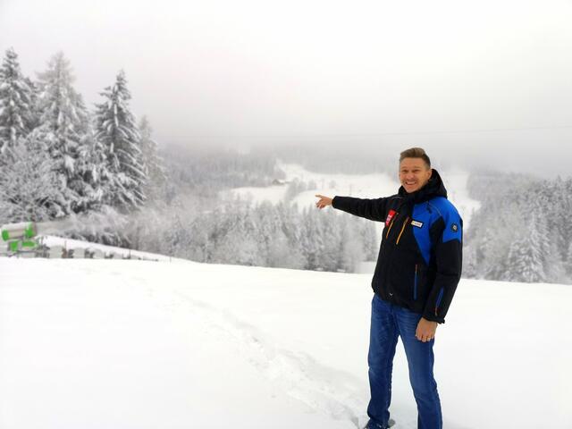 Karl Weber, Geschäftsführer der Annaberger Lifte, Ötscher und Hochkar präsentiert den winterlichen Annaberg. | Foto: Werner Schrittwieser