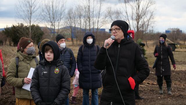 Frauen, Männer, Kinder: Zahlreiche Anrainerinnen und Anrainer sind zum Trauermarsch gekommen und erinnern an die mehr als 300 gefällten Bäume. | Foto: M. Spitzauer