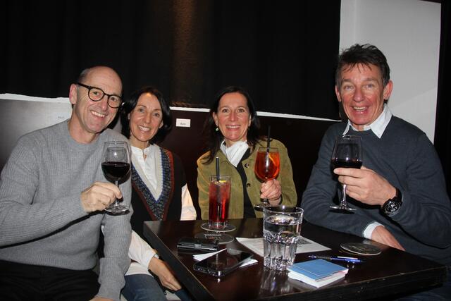 Oliver, Angela, Margit und Hari trinken auf Grünmandl und fördern gerne die Kultur