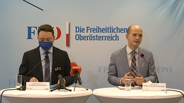 FPÖ-Chef Manfred Haimbuchner und Anwalt sowie Bundesratsmitglied Michael Schilchegger (v. l.). | Foto: Screenshot Pressekonferenz-Video/FPÖ