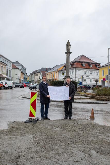 Bürgermeister Fritz Robeischl (l.) und Stadtpfarrer August Aichhorn mit den Stadtplatz-Plänen vor der der historischen Mariensäule. | Foto: Stadtgemeinde Pregarten/Erwin Pils