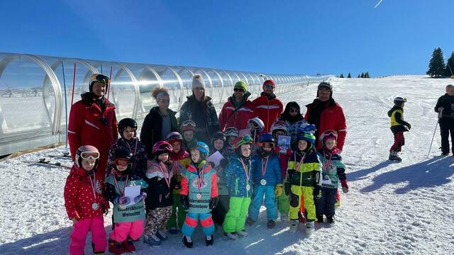 Große Freude herrschte bei allen Beteiligten über die erfolgreiche Absolvierung des Kinderskikurses auf der Weinebene. | Foto: Privat