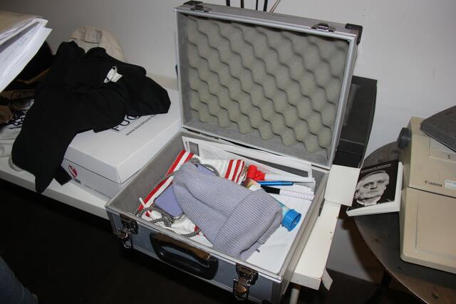 Ein Blick in die Schatztruhe. Von der Seite beäugt Otto Grünmandl die Sache.