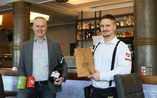 Rene Decker (Stiegl, li.) überreichte die Auszeichnung zum „Wirtshausführer Bierwirt des Jahres” im Burgenland an Serviceleiter Andras Toth. | Foto: Alexander Horvath