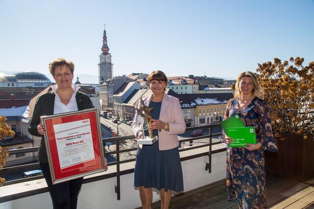 WK-Vizepräsidentin und FiW-Landesvorsitzende Astrid Legner gratuliert BKS Vorstandsvorsitzende Herta Stockbauer mit FiW-Landesgeschäftsführerin Tanja Telesklav. v.l.n.r. | Foto: Frau in der Wirtschaft