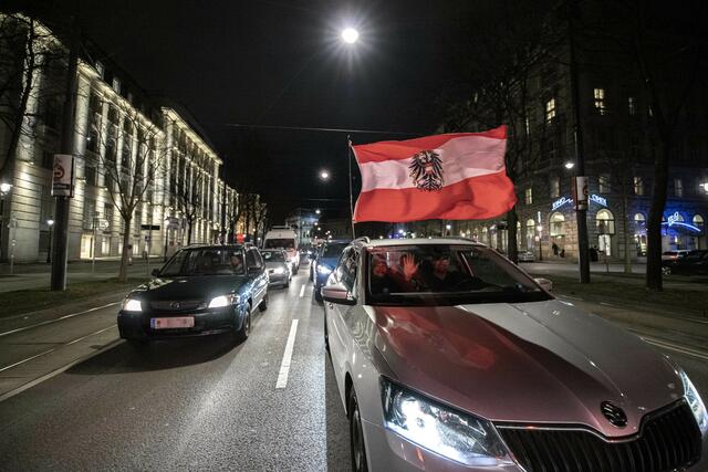 Hupende Autos, schreiende Demonstrierende mit Fahnen, Glocken oder Trommeln: In der Wiener Innenstadt sorgten am Freitag, 11. Februar, zahlreiche Impfgegner für Wirbel.  | Foto: Tobias Steinmaurer / APA / picturedesk.com