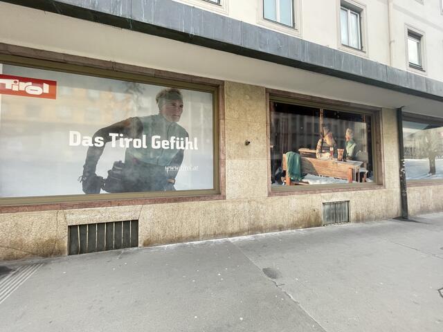 Ungewisse Zukunft des Hotels Europa, einstweilen macht die Tirol Werbung Urlaubsstimmung. | Foto: BezirksBlätter Innsbruck