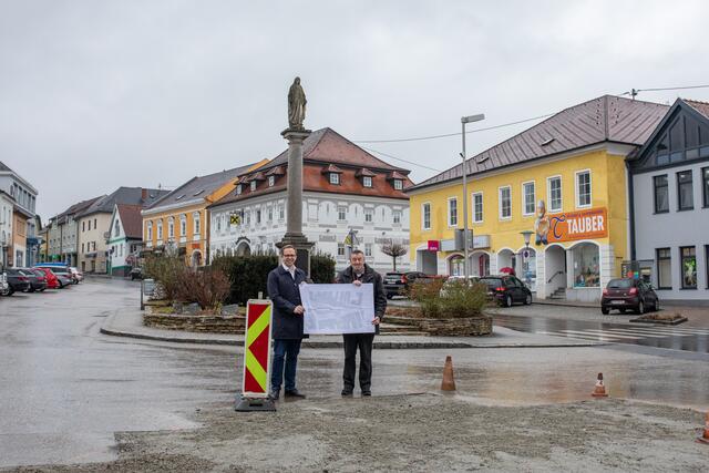 Bürgermeister Fritz Robeischl (l.) und Stadtpfarrer August Aichhorn mit den Stadtplatz-Plänen vor der der historischen Mariensäule. | Foto: Stadtgemeinde Pregarten/Erwin Pils