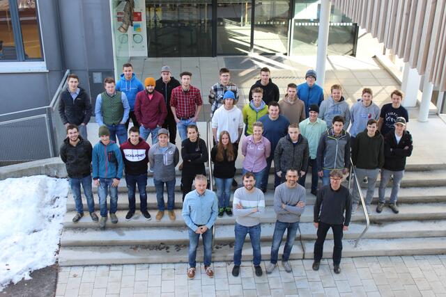 Die Abschlussklasse Metall mit Fachlehrern im Vordergrund. | Foto: TFBS Lienz