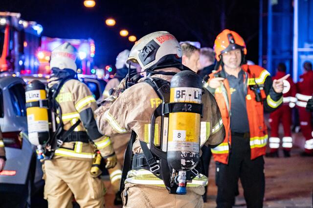 Zahlreiche Einsatzkräfte der Berufsfeuerwehr Linz waren im Einsatz.  | Foto:   FOTOS © TEAM FOTOKERSCHI.AT / BRANDSTÄTTER