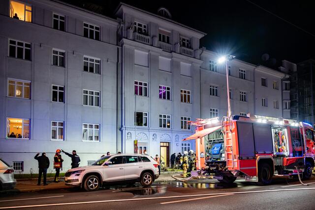 Die Kameraden der Berufsfeuerwehr Linz brachten die Bewohner aus dem Haus. | Foto: FOTOKERSCHI.AT / KERSCHBAUMMAYR