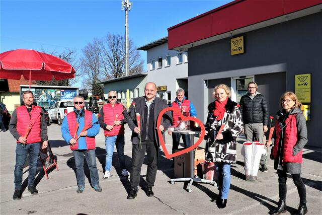 Bgm. Gerald Wonner und NAbg. Karin Greiner verteilten mit Gemeinderäten in Gössendorf rote Nelken. | Foto: Edith Ertl