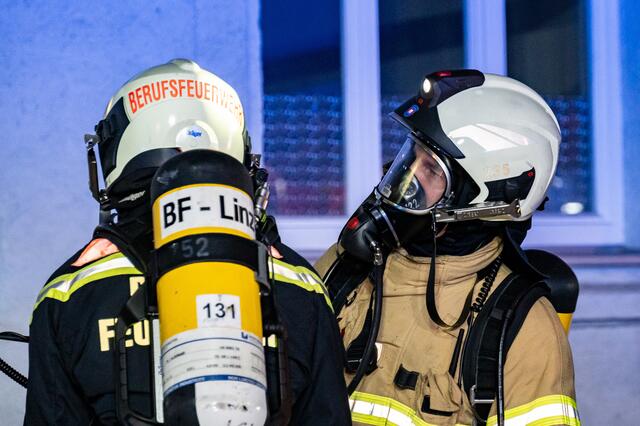 Zahlreiche Einsatzkräfte der Berufsfeuerwehr Linz waren im Einsatz.  | Foto: FOTOKERSCHI.AT / KERSCHBAUMMAYR