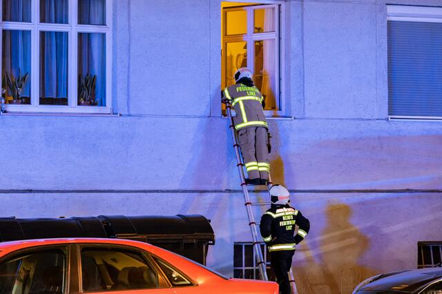 Zahlreiche Einsatzkräfte der Berufsfeuerwehr Linz waren im Einsatz.  | Foto: FOTOKERSCHI.AT / KERSCHBAUMMAYR