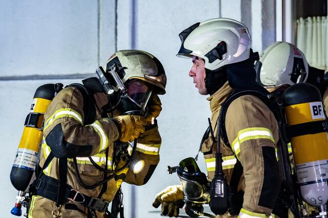 Zahlreiche Einsatzkräfte der Berufsfeuerwehr Linz waren im Einsatz.  | Foto: FOTOKERSCHI.AT / KERSCHBAUMMAYR