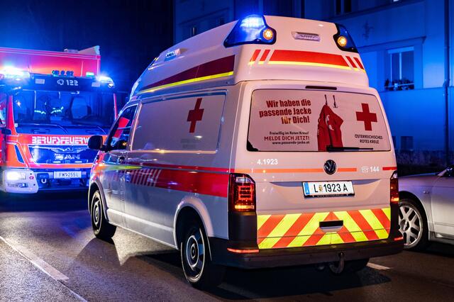 Neben der Feuerwehr waren auch Polizei, Rettung und die Linz AG im Einsatz. | Foto: FOTOKERSCHI.AT / KERSCHBAUMMAYR