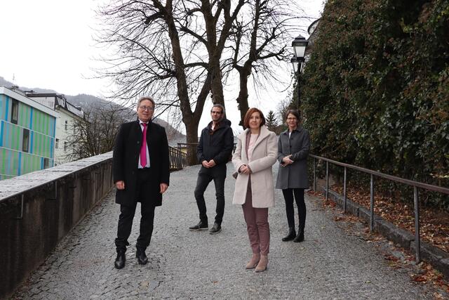 Bgm. Martin Krumschnabel, LR Gabriele Fischer (vorne, v. l.) sowie Manfred Bitschnau und Petra Sansonse (hinten, v. l.) von der Tiroler Kinder und Jugend GmbH erklären, wie wichtig die beiden Einrichtungen "baseCamp" und "Turntable" für Kinder, Jugendliche und Familien sind. | Foto: Christoph Klausner