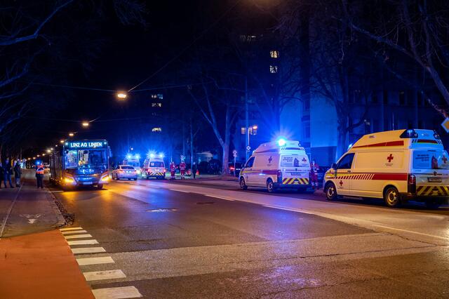 Großeinsatz in der Gruberstraße in Linz. | Foto: FOTOKERSCHI.AT / KERSCHBAUMMAYR