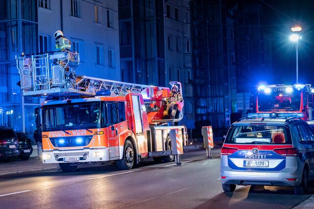 Zahlreiche Einsatzkräfte der Berufsfeuerwehr Linz waren im Einsatz.  | Foto: FOTOKERSCHI.AT / KERSCHBAUMMAYR