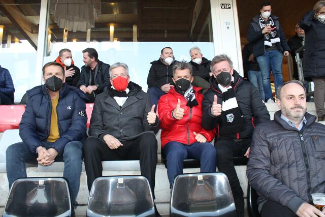 Auch Landeshauptmann Peter Kaiser (2. v. li. )sah den erneuten Erfolg des RZ Pellets WAC. | Foto: Teferle (23)