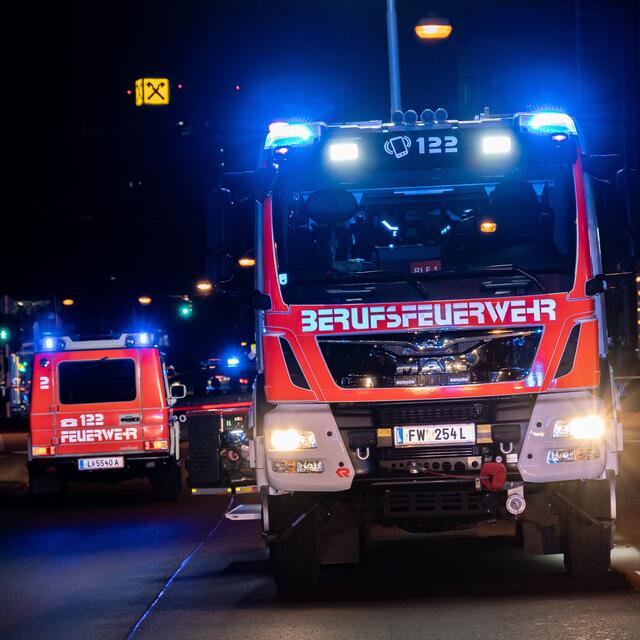 Zahlreiche Einsatzkräfte der Berufsfeuerwehr Linz waren im Einsatz.  | Foto: FOTOKERSCHI.AT / KERSCHBAUMMAYR