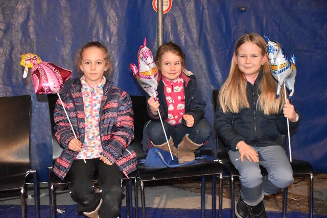 Gespannte Blicke gab es von den Kusinen Leonie, Emilia und Lena. | Foto: Michael Strini