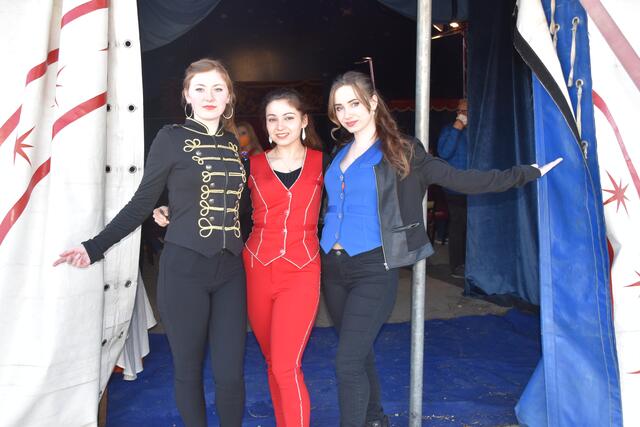 Hereinspaziert heißt es nun wieder beim Circus Vegas mit Chantal, Melina und Doreen. | Foto: Michael Strini