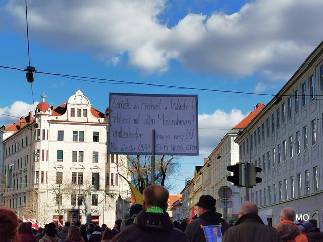 Impfgegner mit Plakat, Demo