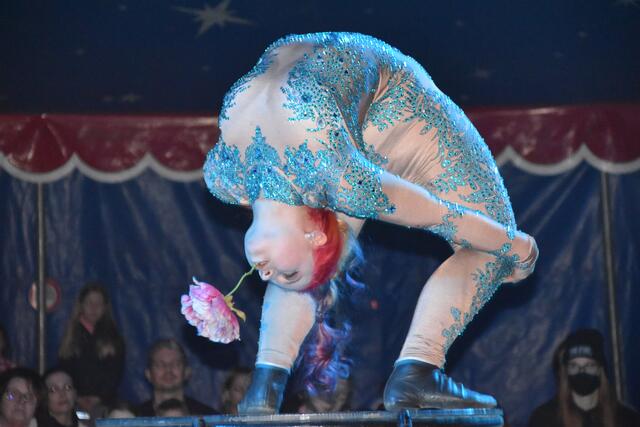 "Schlangenfrau" Catherine mit Blume | Foto: Michael Strini